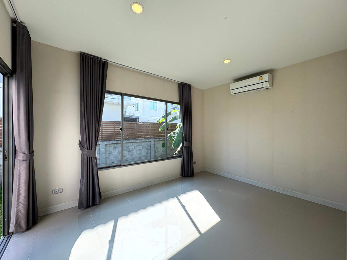 HousePattanakan, Srinakarin : Perfect Place Rama 9 Krungthep Kreetha, Park-front house and private, peaceful, green environment