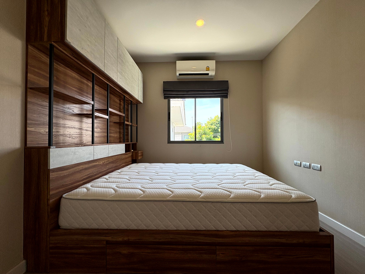 HousePattanakan, Srinakarin : Perfect Place Rama 9 Krungthep Kreetha, Park-front house and private, peaceful, green environment