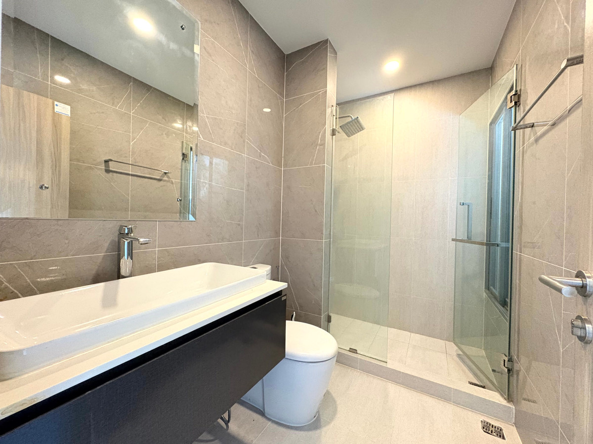 HousePattanakan, Srinakarin : Perfect Place Rama 9 Krungthep Kreetha, Park-front house and private, peaceful, green environment