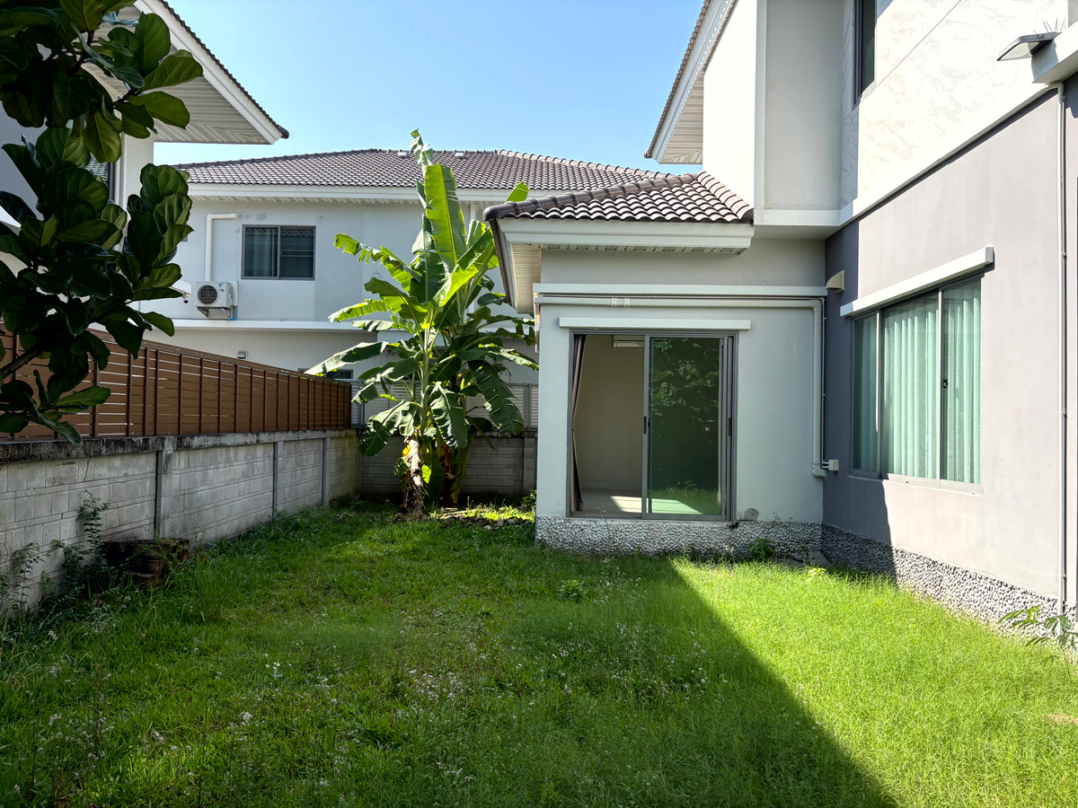 HousePattanakan, Srinakarin : Perfect Place Rama 9 Krungthep Kreetha, Park-front house and private, peaceful, green environment