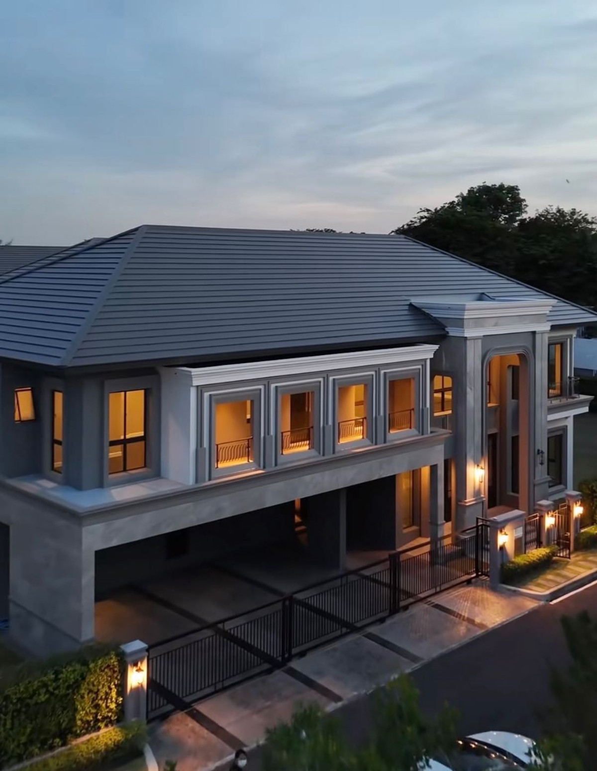 ขายบ้านเกษตร นวมินทร์ ลาดปลาเค้า : ขายบ้านหรู 2 ชั้น Grand Bangkok Boulevard (รามอินทรา – เกษตรนวมินทร์)ตั้งอยู่บนที่ดินขนาดใหญ่ที่สุดของโครงการ 202.80 ตารางวา  5 ห้องนอน 6 ห้องน้ำ พื้นที่ใช้สอยรวม 591 ตารางเมตร