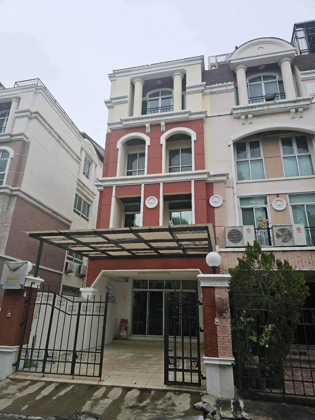 ขายราคาดีที่สุดหมู่บ้านอรุณพัฒน์ ใจกลางเมือง ใกล้เซ็นทรัลพระราม3 ติดถนนยานนาวา ห้องมุม รีโนเวทใหม่ทั้งหลัง 064-974-2441 Loading...