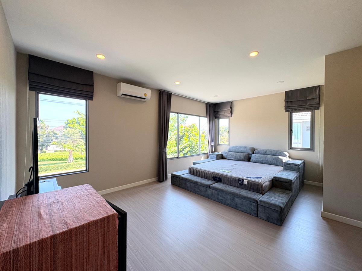 HousePattanakan, Srinakarin : Perfect Place Rama 9 Krungthep Kreetha, Park-front house and private, peaceful, green environment