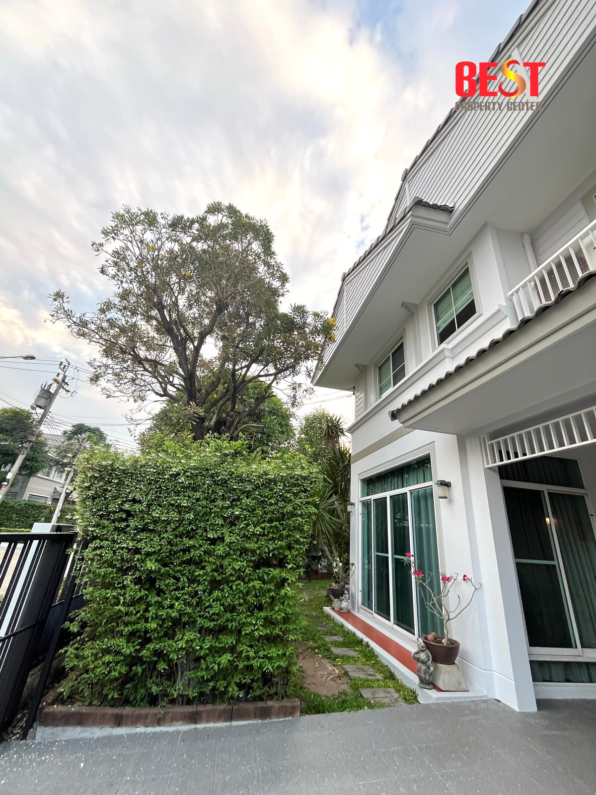 Single detached house for sale, corner house, Chaiyaphruek Village. Ramintra-Wongwaen, beautiful condition, ready to move in. Near Fashion Island - MRT Khubon - Chatuchot Expressway Loading...