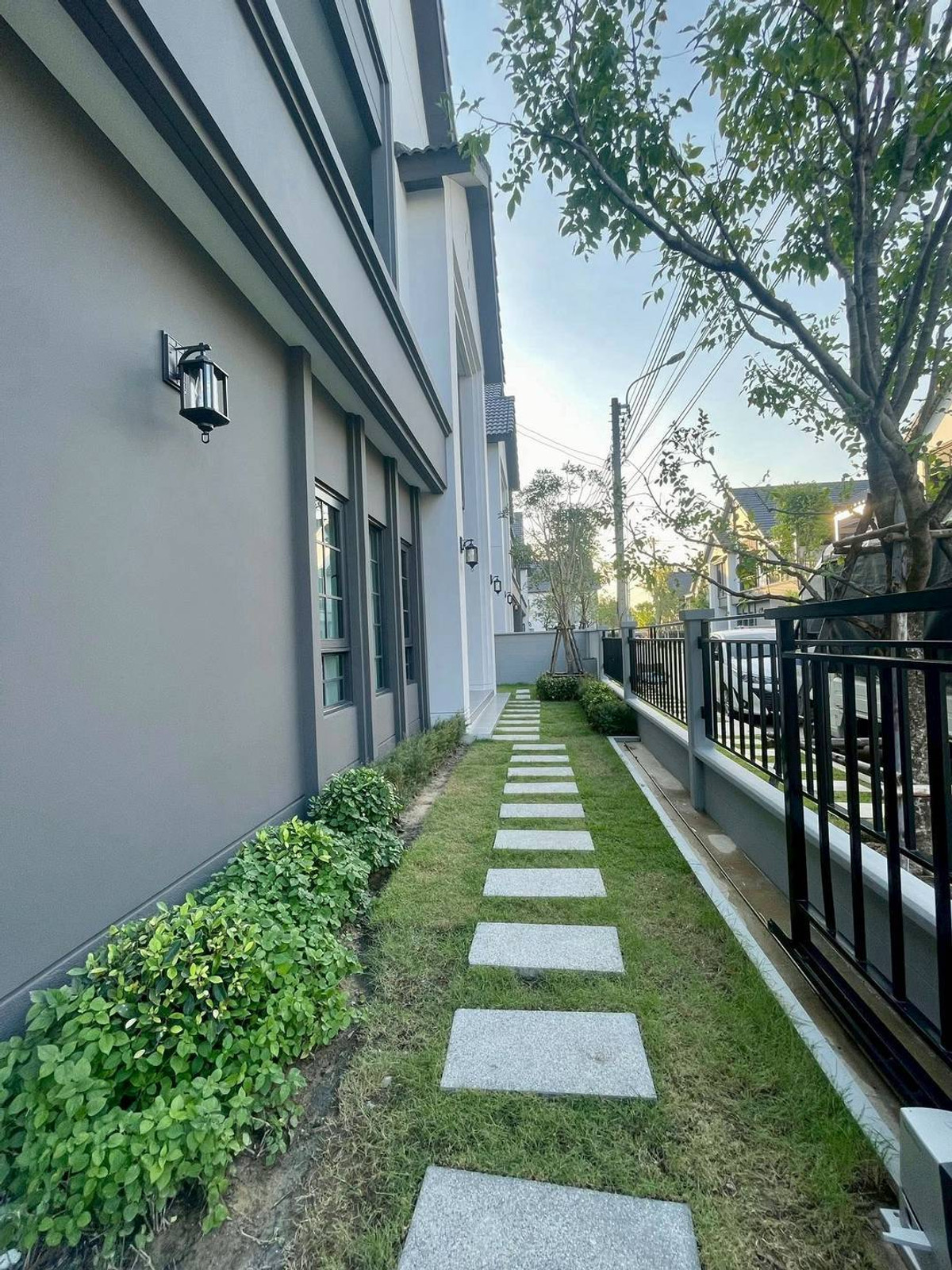 ขาย บ้านเดี่ยว 𝐂𝐞𝐧𝐭𝐫𝐨 𝐁𝐚𝐧𝐠𝐧𝐚 🏡แบบบ้านใหญ่สุดในโครงการ เฟอร์นิเจอร์ครบ หิ้วกระเป๋าเข้าอยู่ได้ทันที บ้านหันหน้าทิศเหนือ แดดไม่ร้อน ฮวงจุ้ยดีเยี่ยม 10/10 Loading...