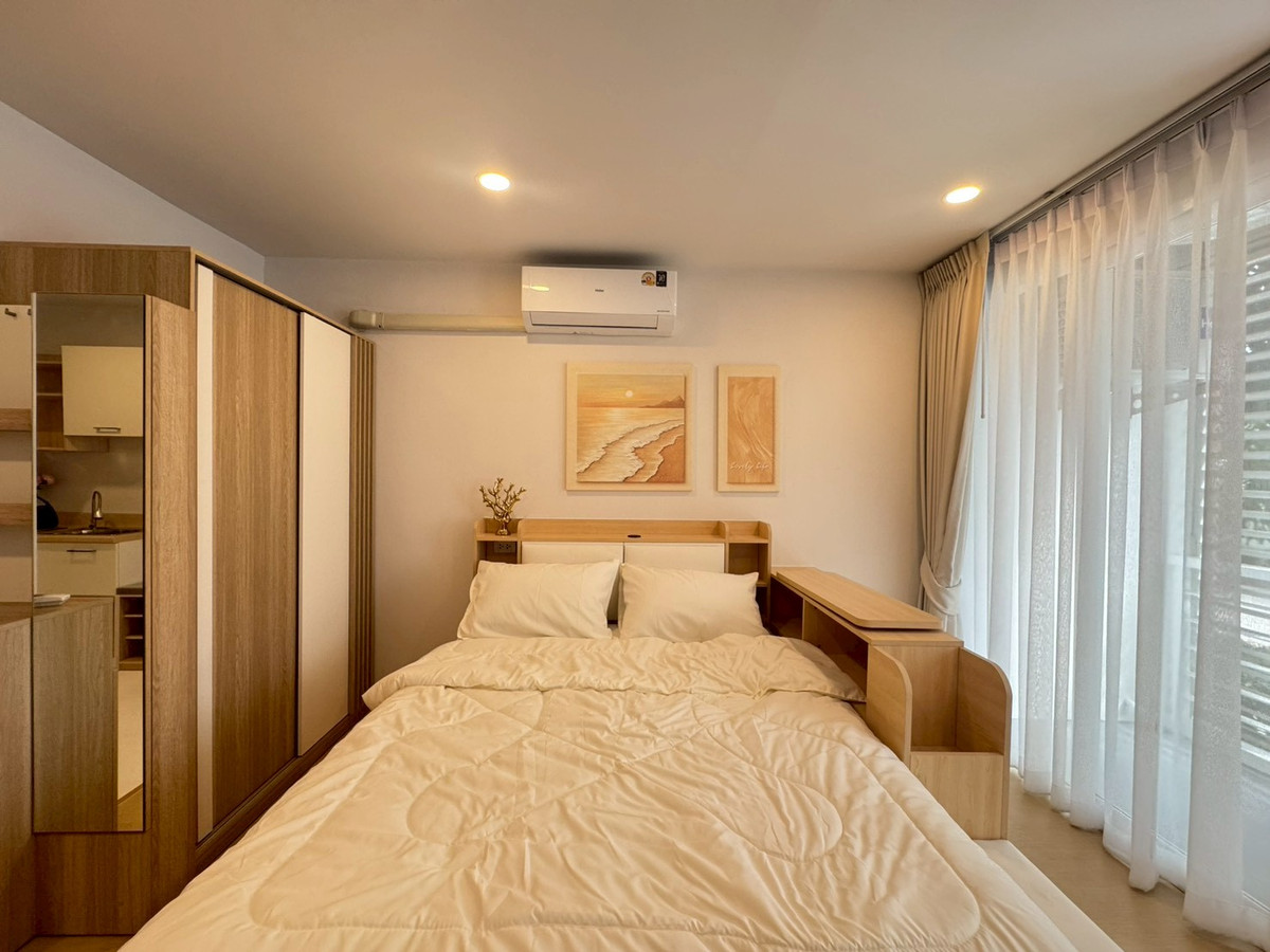Warm tone condo Simple but livable ☕ Airlink Residence, beautiful room, complete with built-ins. Natural light fills the room Near Suvarnabhumi, convenient travel, price only 1.59 million baht. Loading...