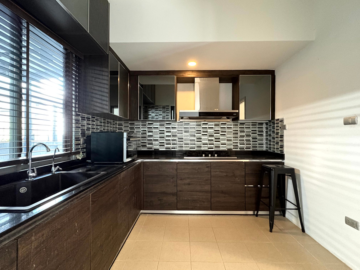 HousePattanakan, Srinakarin : Perfect Place Rama 9 Krungthep Kreetha, Park-front house and private, peaceful, green environment