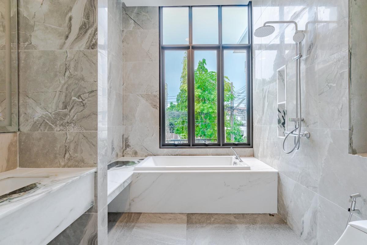 ขายทาวน์โฮมสุขุมวิท อโศก ทองหล่อ : 🔥ขายด่วน +🔥ทาวน์เฮ้าส์ 2 ชั้น ใจกลางเอกมัยซอย 12 ใกล้ห้างสรรพสินค้าดองดองดองกิ (ดองกี้มอลล์ ทองหล่อ)