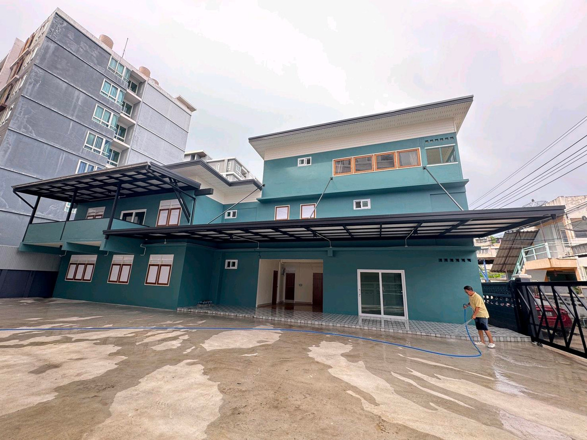 HousePattaya, Bangsaen, Chonburi : For sale/rent, house 102 sq m., Ao Udom Soi 5, Laem Chabang, 8 bedrooms, 6 bathrooms, parking for 8 cars, near the industrial estate and Kasetsart University, selling for 6.9 million | Rent 30,000 baht. 📞Luk Jeab 0655365165