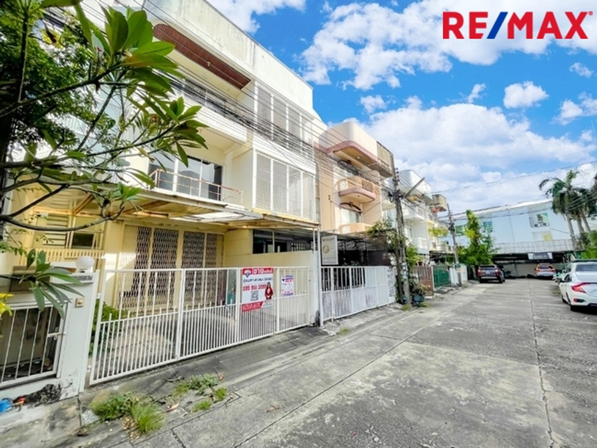 Village 84 (Baan 84 Mansion), 3-story townhome near Central Festival Eastville, area 28.1 square meters | No common fees. The view behind the house is of beautiful trees and gardens. Loading...