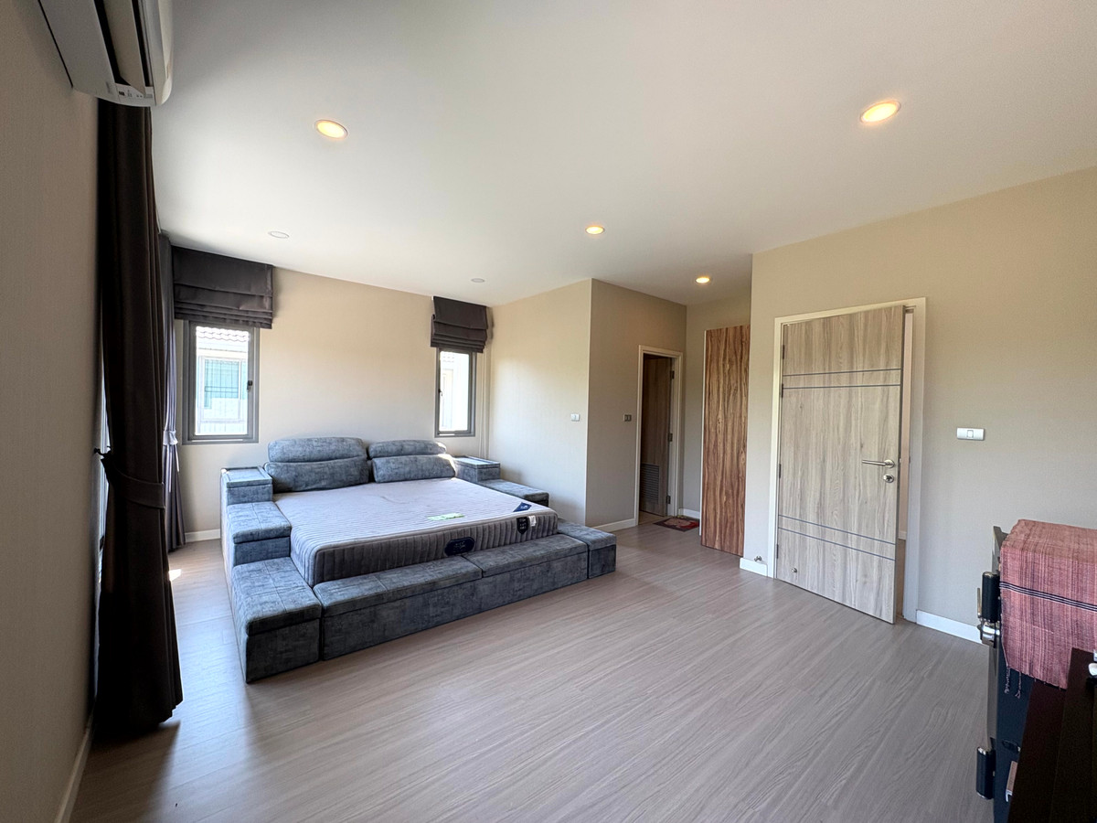 HousePattanakan, Srinakarin : Perfect Place Rama 9 Krungthep Kreetha, Park-front house and private, peaceful, green environment