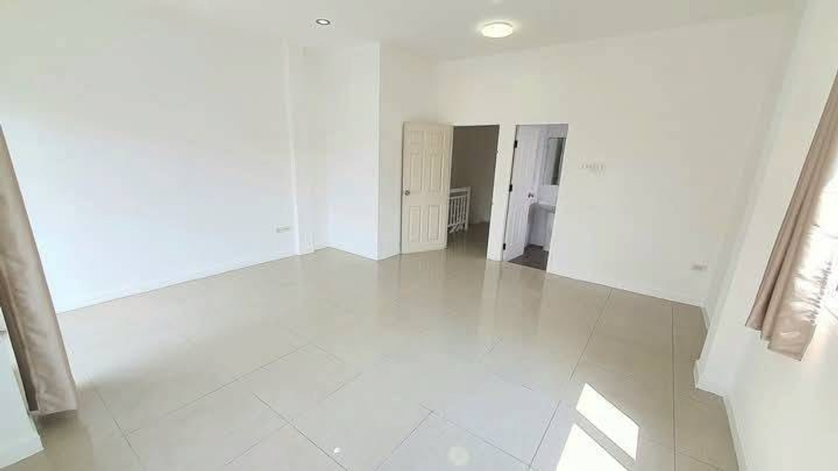 🤩Beautiful house, good location, convenient travel like this, hard to find! If interested, hurry and contact us!  🏡 Townhome for rent, 3 floors, corner unit, very good location, next to the main road, Home in Town, Phahonyothin 73, 4 bedrooms, 4 bathrooms Loading...
