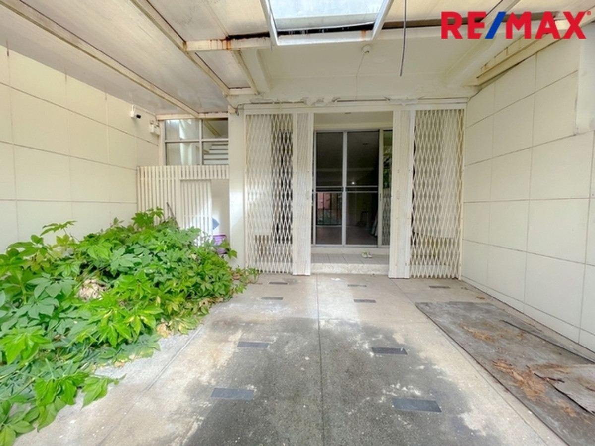 Village 84 (Baan 84 Mansion), 3-story townhome near Central Festival Eastville, area 28.1 square meters | No common fees. The view behind the house is of beautiful trees and gardens. Loading...