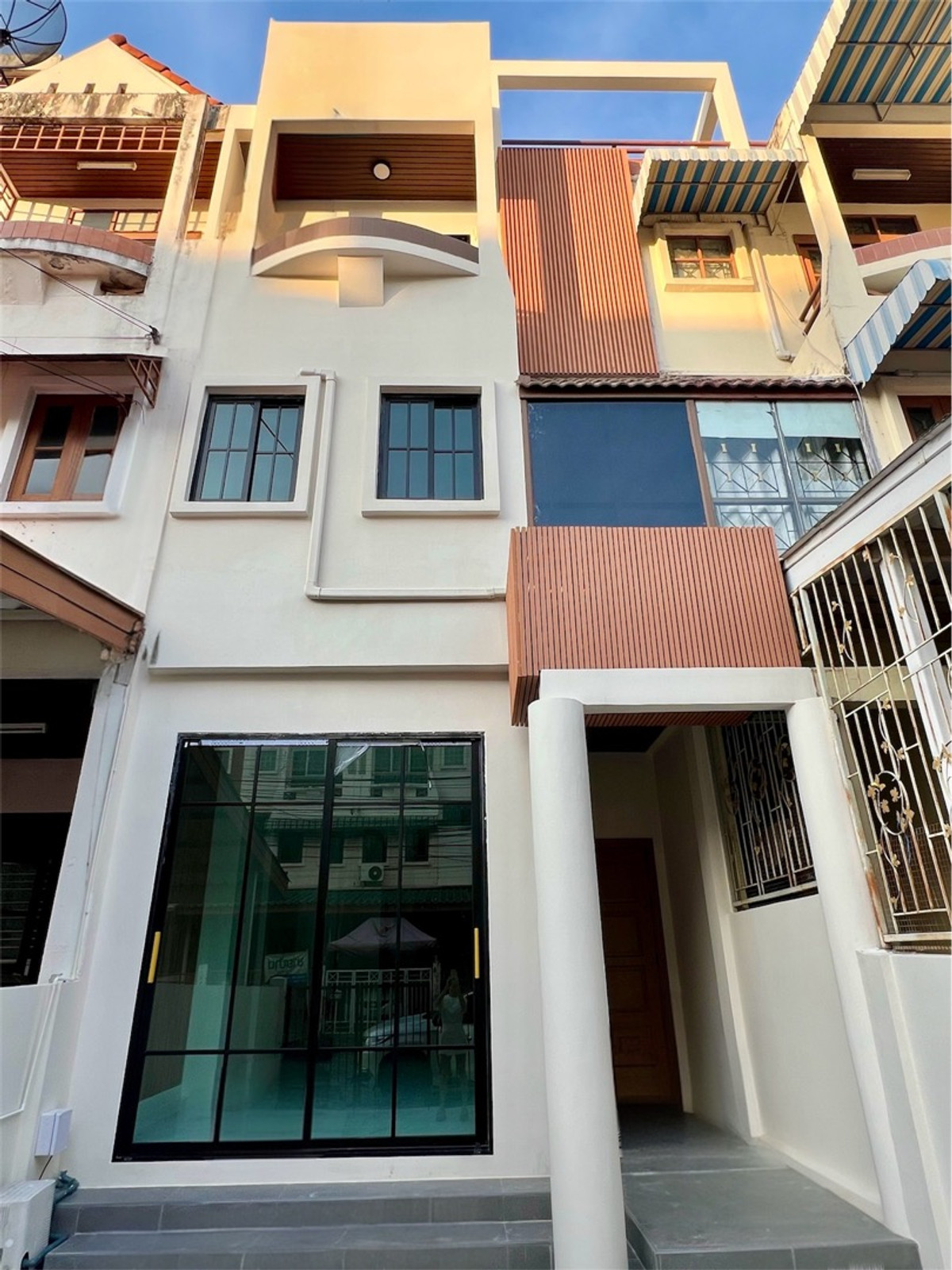 For SaleHome OfficeBangna, Bearing, Lasalle : 🏡 New house in the heart of Lasalle - Sukhumvit 105 
Renovated the entire house, only 4.29 million.
✨ 3 and a half floors, size 22.5 sq m, usable area 200 sq m.
New house, same location that pays attention to every detail
	• Newly painted the whole house.
