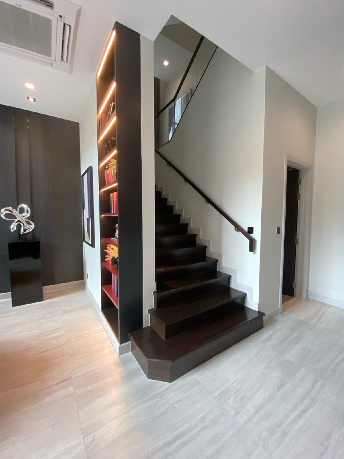 ขายบ้านสุขุมวิท อโศก ทองหล่อ : ขายด่วน! บ้านเดี่ยวหรูมีระดับ ใก้ลทางขึ้นทางด่วน ใกล้สถานีรถไฟฟ้า สุขุมวิท-แยกบางนา การเดินทางสะดวก