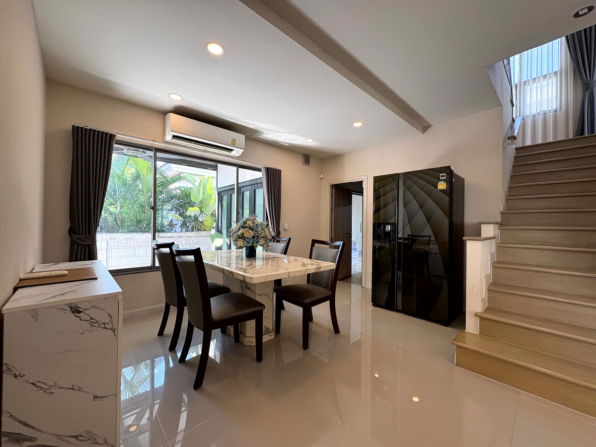 HousePattanakan, Srinakarin : Perfect Place Rama 9 Krungthep Kreetha, Park-front house and private, peaceful, green environment