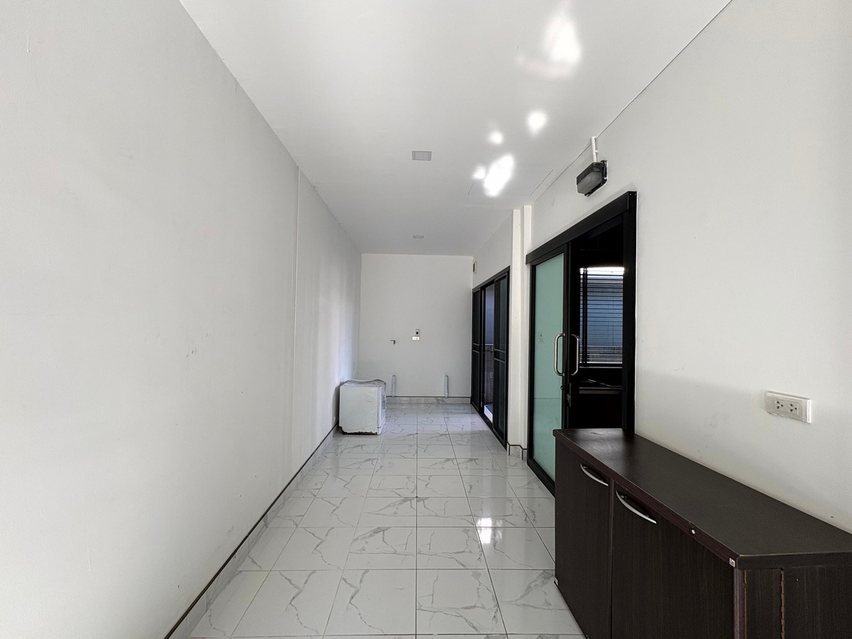 HousePattanakan, Srinakarin : Perfect Place Rama 9 Krungthep Kreetha, Park-front house and private, peaceful, green environment