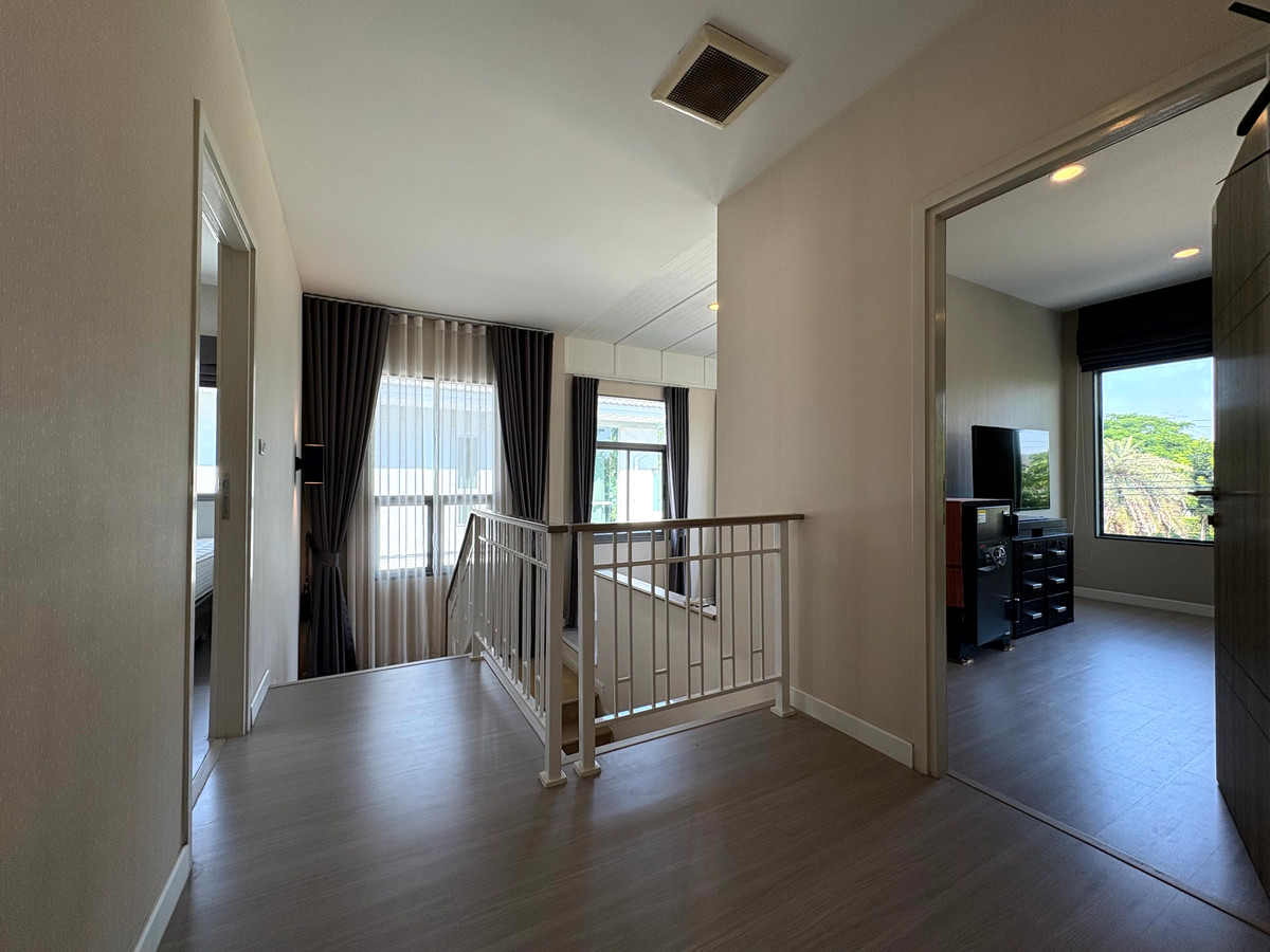 HousePattanakan, Srinakarin : Perfect Place Rama 9 Krungthep Kreetha, Park-front house and private, peaceful, green environment