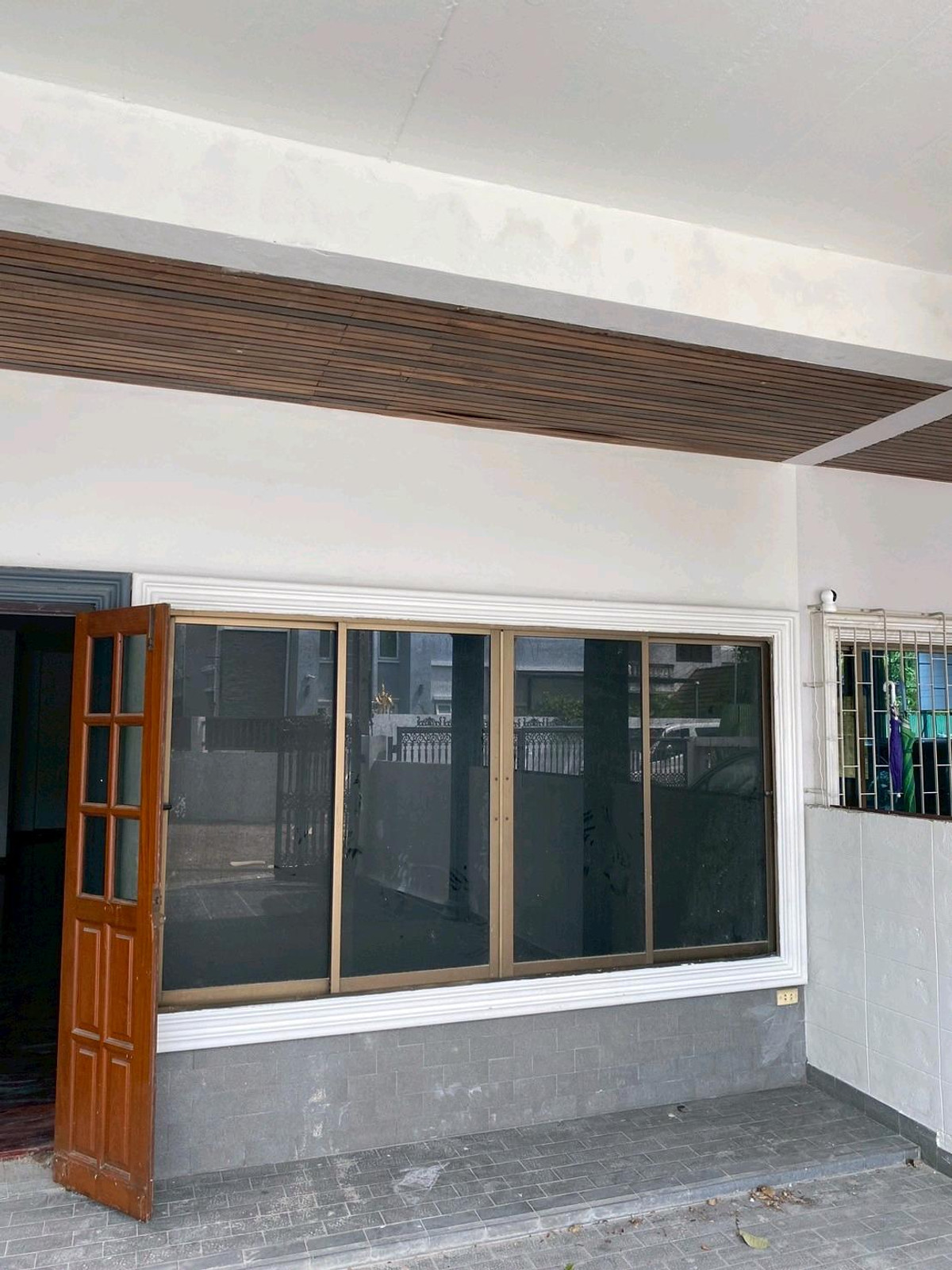 ทาวน์โฮมโชคชัย4 ลาดพร้าว71 : ทาวน์โฮม 3 ชั้น ลาดพร้าว 69 ใกล้รถไฟฟ้าลาดพร้าว71 มีอ่างอาบน้ำ ให้เช่า 22,000 / ขาย 6.9 ล้าน ติดต่อ 065-536-5165
