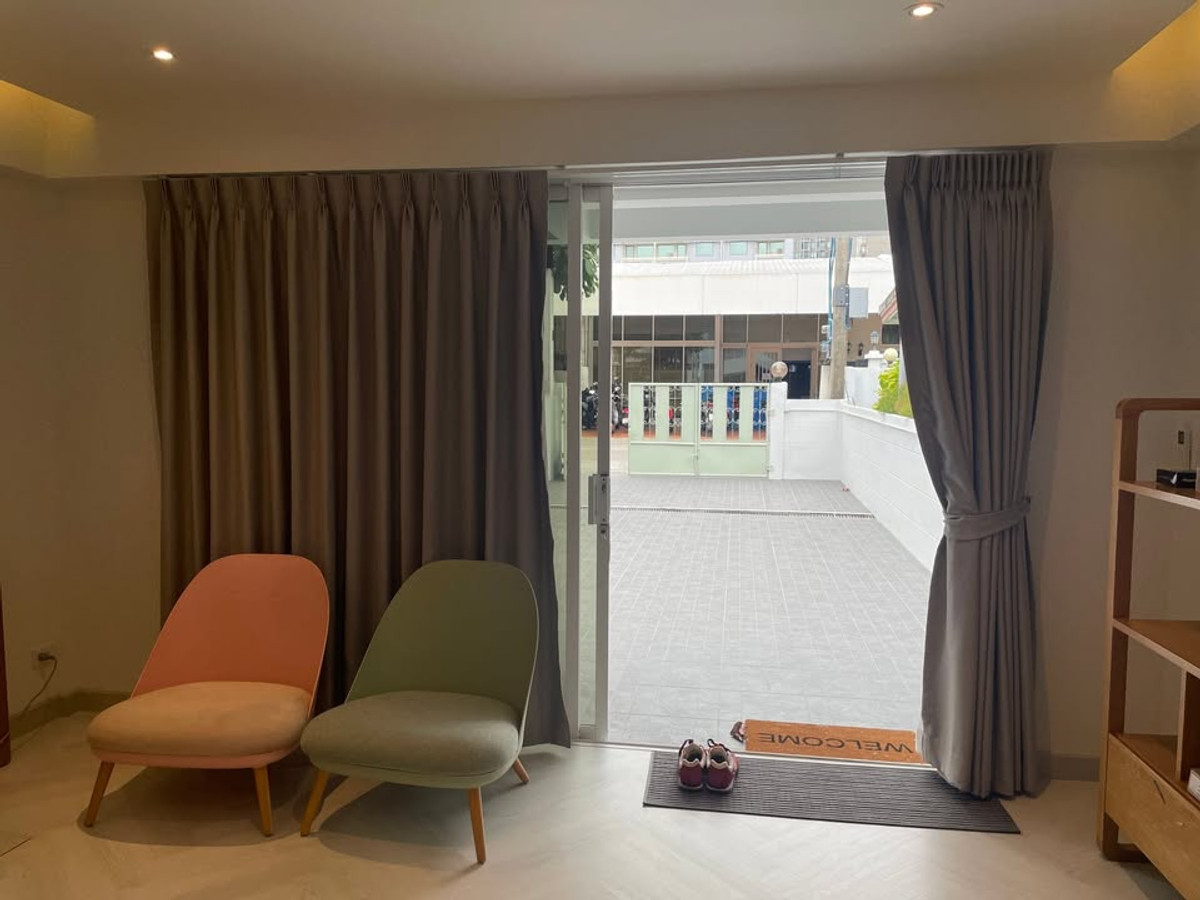 ให้เช่า ทาวน์โฮม ทองหล่อ RCA พื้นที่ใช้สอย 212 ตร.ม. ย่านทองหล่อ-เพชรบุรี พร้อมเฟอร์นิเจอร์ ตกแต่งสวยงาม Loading...