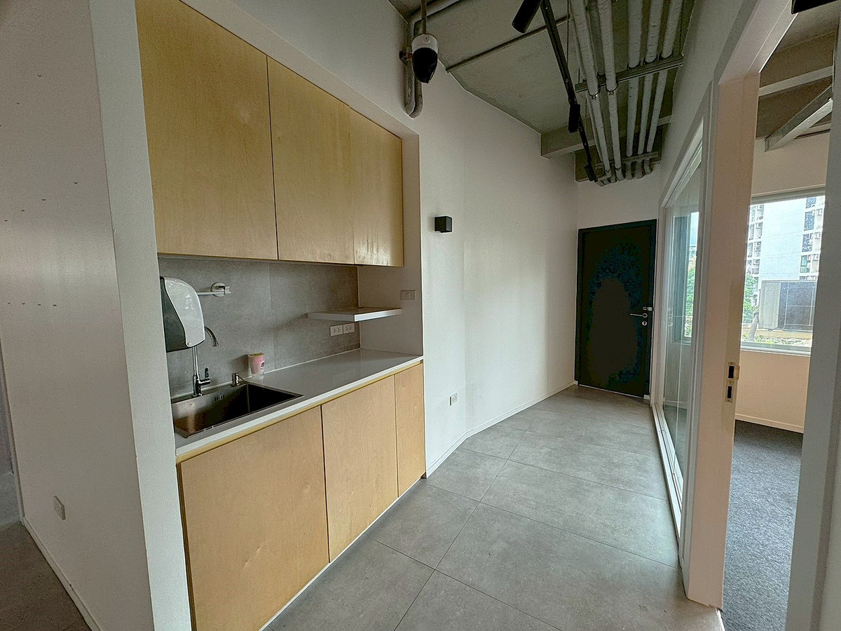 ให้เช่าร้านค้า/ตลาดนัดสุขุมวิท อโศก ทองหล่อ : พื้นที่ร้านค้าสภาพดี ริมถนนสุขุมวิท เหมาะทำธุรกิจ คลินิค สปา โชว์รูมสินค้า ** NO CO-AGENT ** 