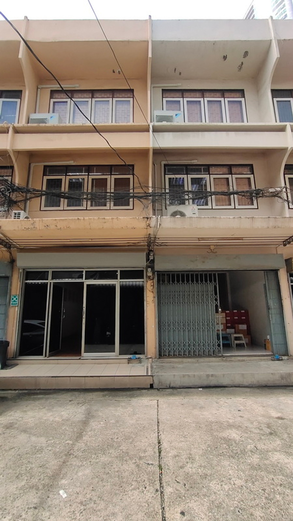 ให้เช่าอาคารพาณิชย์สุขุมวิท อโศก ทองหล่อ : ให้เช่าตึกแถว 3 ชั้น ขนาด 28 ตารางวา ย่านพร้อมพงษ์