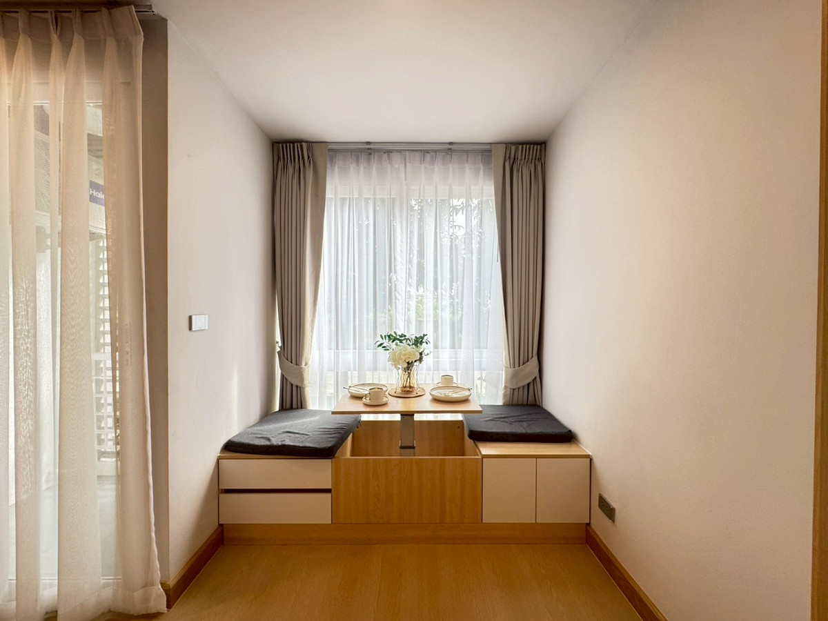 Warm tone condo Simple but livable ☕ Airlink Residence, beautiful room, complete with built-ins. Natural light fills the room Near Suvarnabhumi, convenient travel, price only 1.59 million baht. Loading...