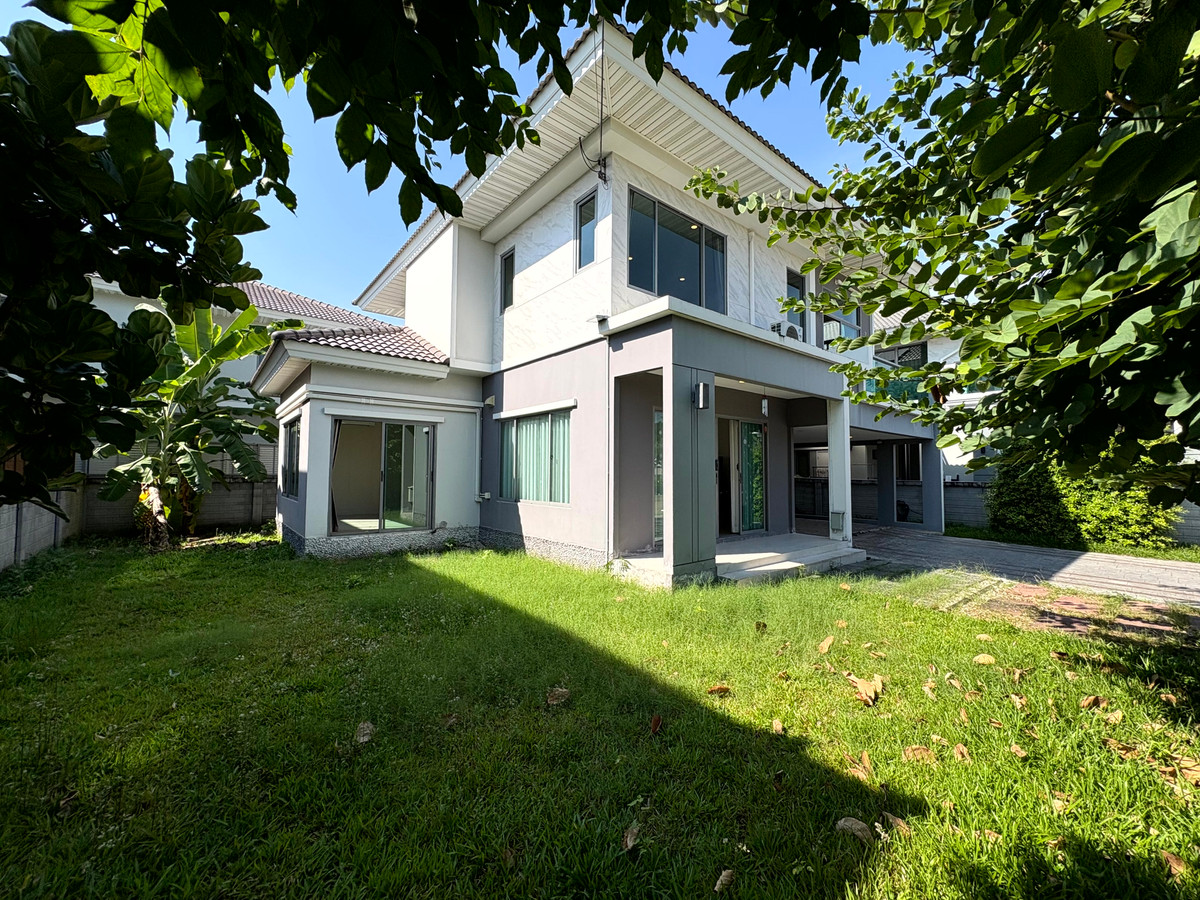 HousePattanakan, Srinakarin : Perfect Place Rama 9 Krungthep Kreetha, Park-front house and private, peaceful, green environment