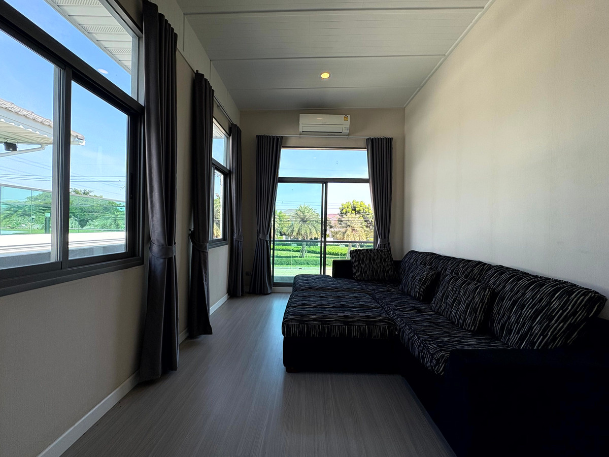 HousePattanakan, Srinakarin : Perfect Place Rama 9 Krungthep Kreetha, Park-front house and private, peaceful, green environment