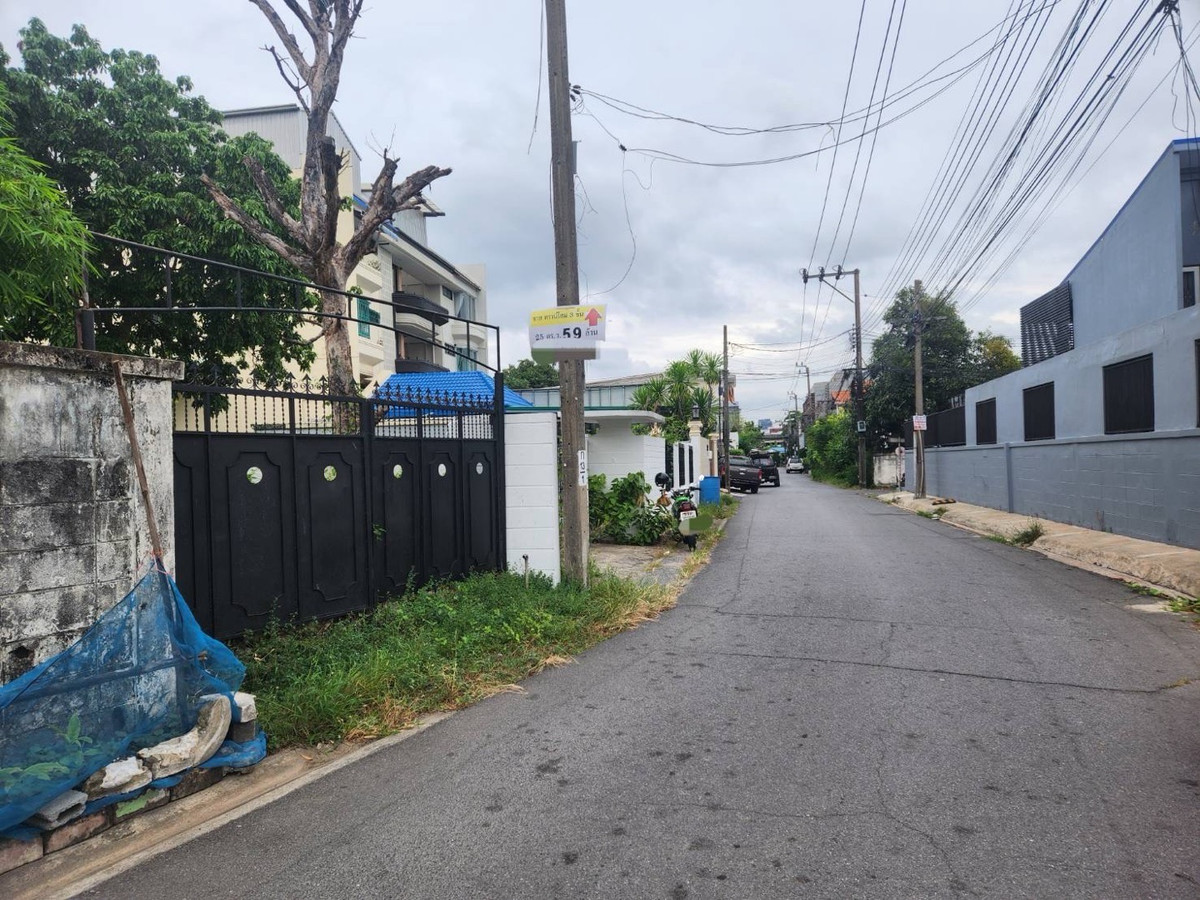 For SaleLandOnnut, Udomsuk : Empty land for sale, prime location in the heart of "Sukhumvit, Pridi Banomyong Road 14 (Mee Suwan 3, Intersection 14)