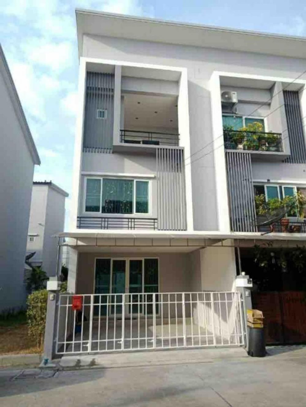 For RentTownhomeNawamin, Ramindra : House for rent, Townhome The Exclusive Wongwaen-Ramindra, near Jas Green Village, just 5 minutes.