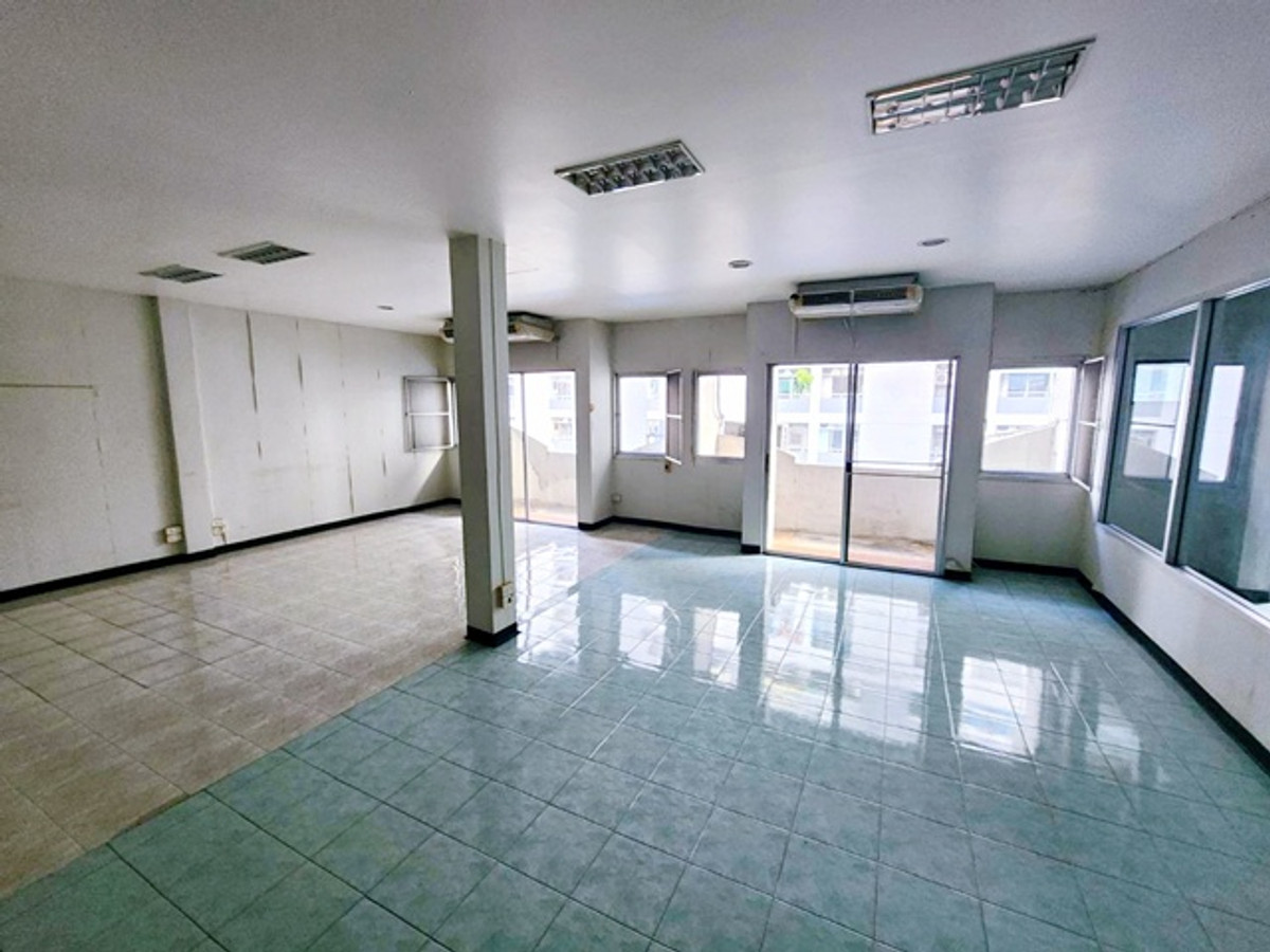 Commercial building for rent 3 units 5-storey Fashion 2.3km. Nawamin MRT RamIntra km.9 83 700m. 62s Loading...