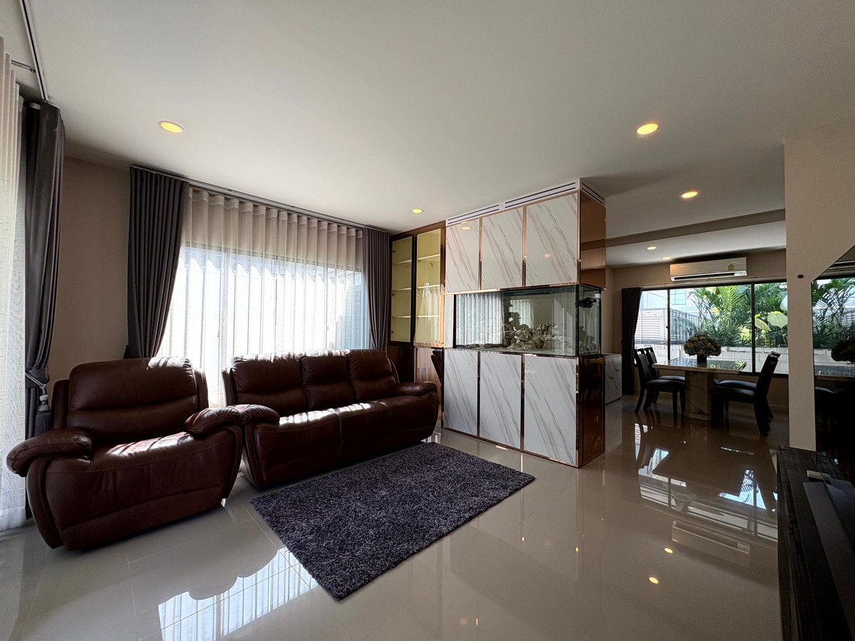 HousePattanakan, Srinakarin : Perfect Place Rama 9 Krungthep Kreetha, Park-front house and private, peaceful, green environment