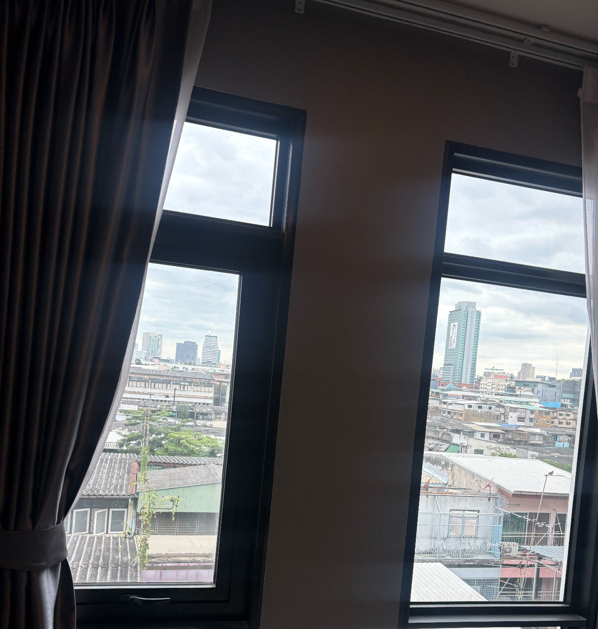 For SaleCondoRama9, Petchburi, RCA : ⚡️ Selling at a loss ⚡️ Aspire asoke ratchada 2.55 Mb Studio 25Sqm ⚡️ Low rise, 6th floor, good view ⚡️ Good position, good direction, not hot ⚡️ There is a shuttle bus to Mrt Rama9 ⚡️ If interested, contact Putter 0928895628