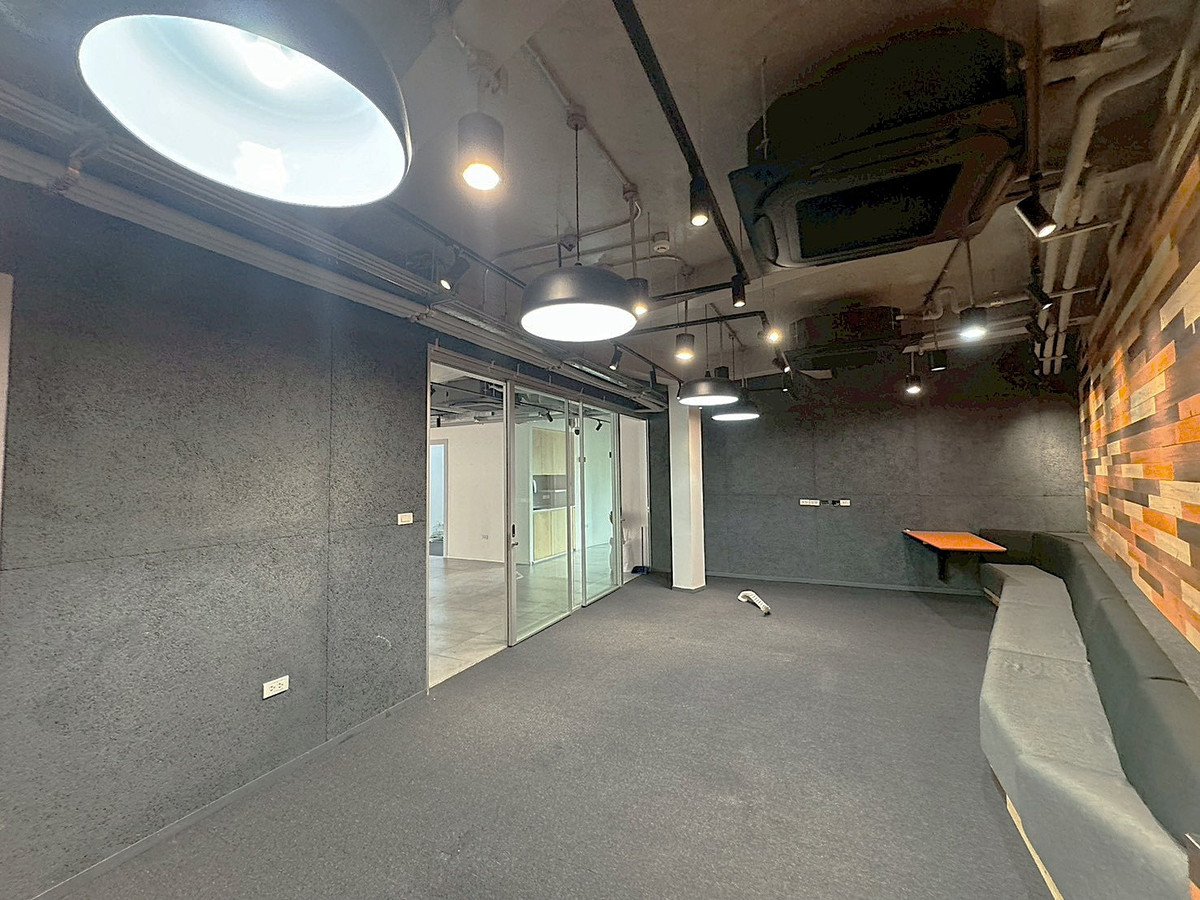 ให้เช่าร้านค้า/ตลาดนัดสุขุมวิท อโศก ทองหล่อ : พื้นที่ร้านค้าสภาพดี ริมถนนสุขุมวิท เหมาะทำธุรกิจ คลินิค สปา โชว์รูมสินค้า ** NO CO-AGENT ** 