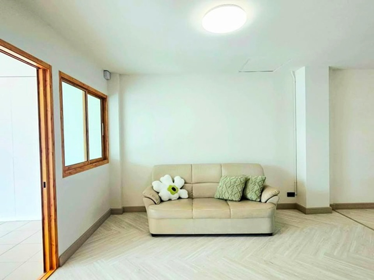 Big C Rattanathibet 2, 800 m. MRT BangKrasor 900m. 3-story townhouse for rent completely renovated 2 Loading...