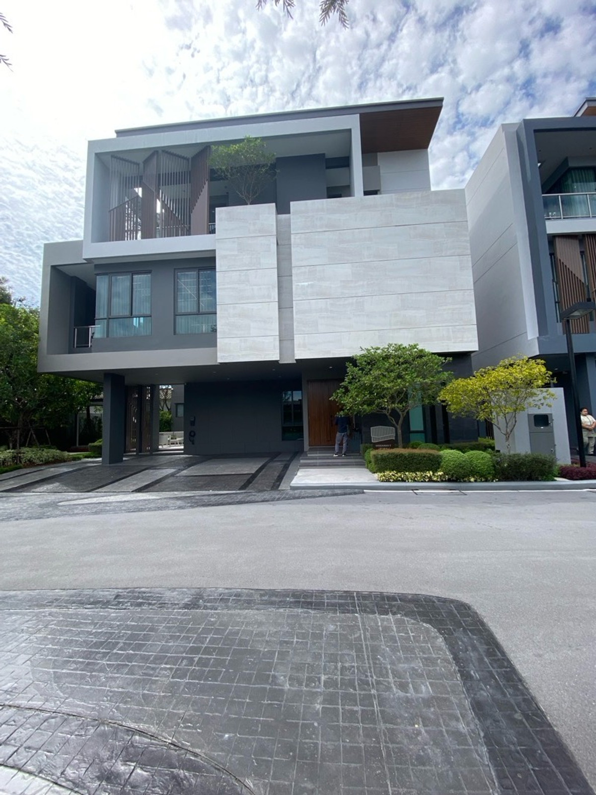 ขายบ้านสุขุมวิท อโศก ทองหล่อ : ขายด่วน! บ้านเดี่ยวหรูมีระดับ ใก้ลทางขึ้นทางด่วน ใกล้สถานีรถไฟฟ้า สุขุมวิท-แยกบางนา การเดินทางสะดวก