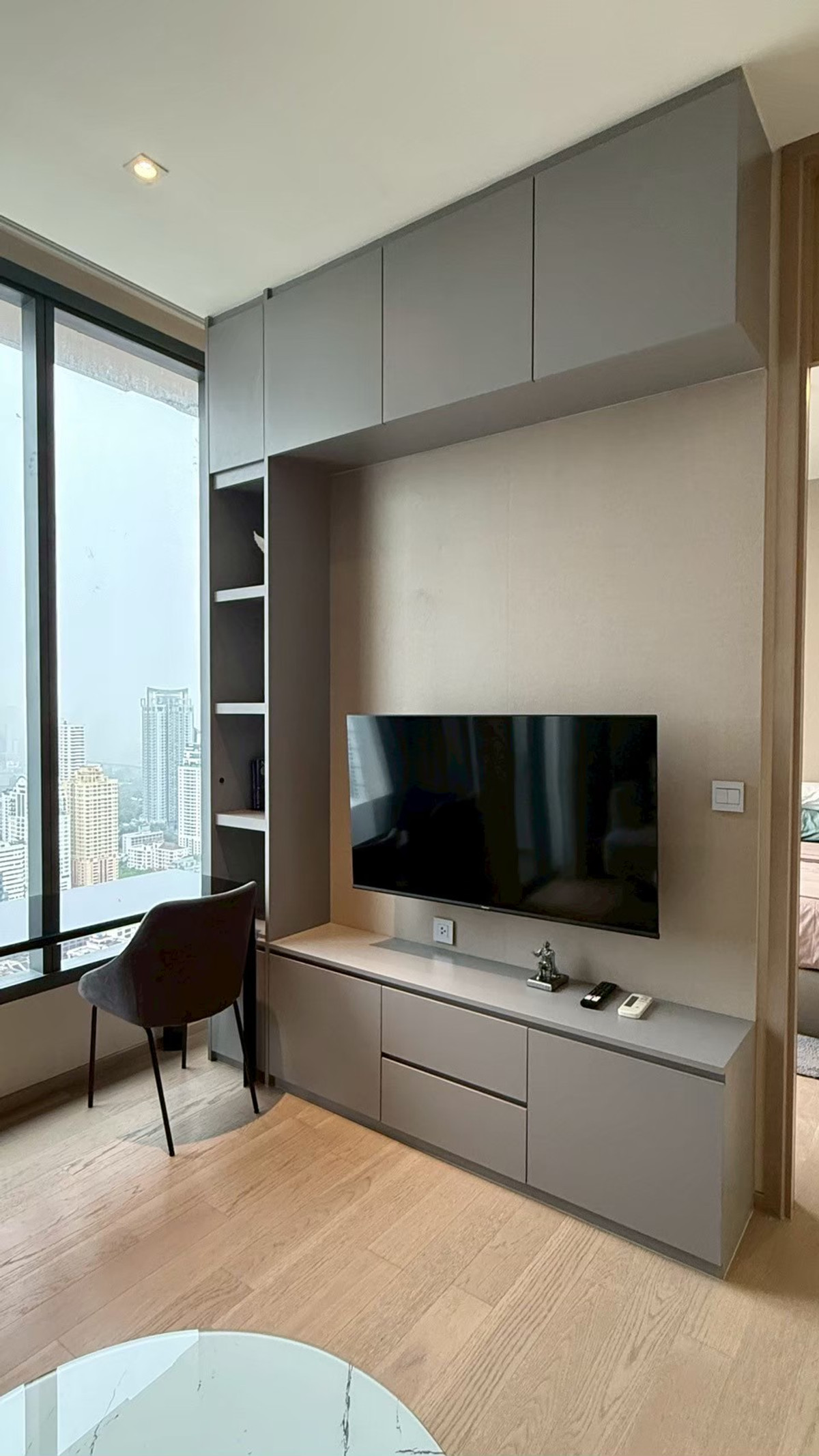 For rent: The Esse Asoke – Condo in the heart of Asoke.  On Asoke Montri Road, near BTS Asoke and MRT Sukhumvit, fully furnished. and complete set of electrical appliances — ready to move in immediately Loading...