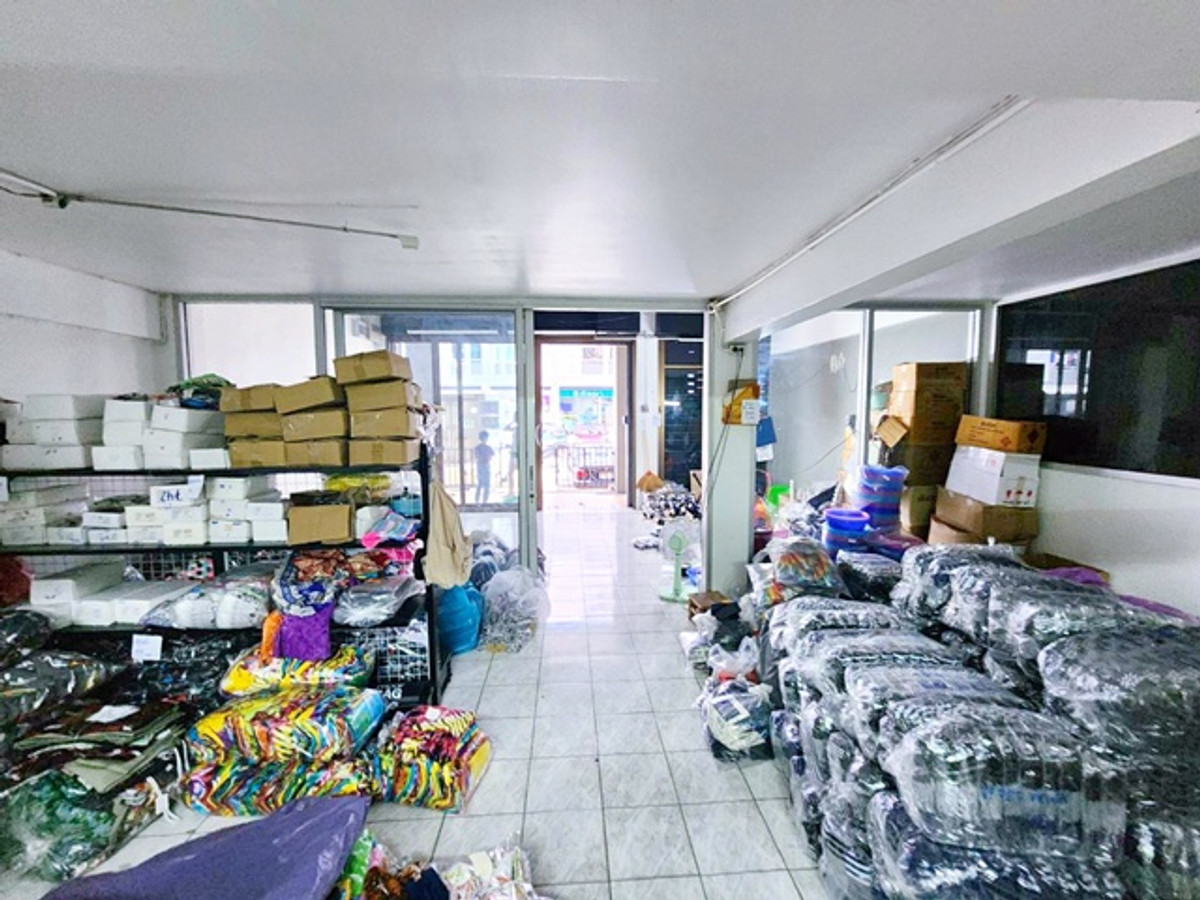 Fashion 2.3km. Nawamin MRT RamIntra km.9 83 700m. Commercial building for rent 3 units 5-storey Loading...