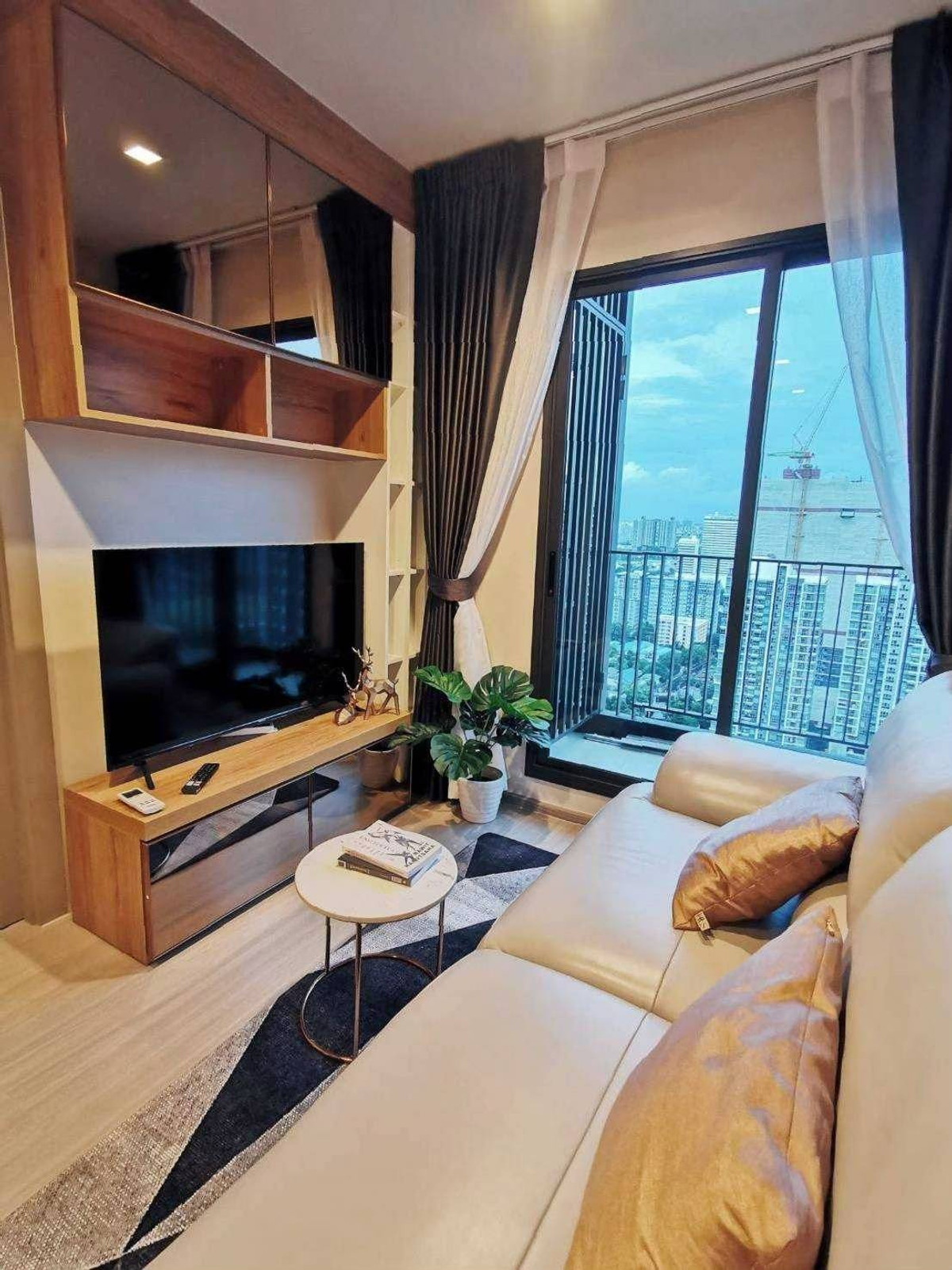 ให้เช่าคอนโดพระราม 9 เพชรบุรีตัดใหม่ RCA : ให้เช่า คอนโด ไลฟ์ อโศก-พระราม9 (45 ตร.ม.) 2นอน 1 น้ำ  MRTพระราม9