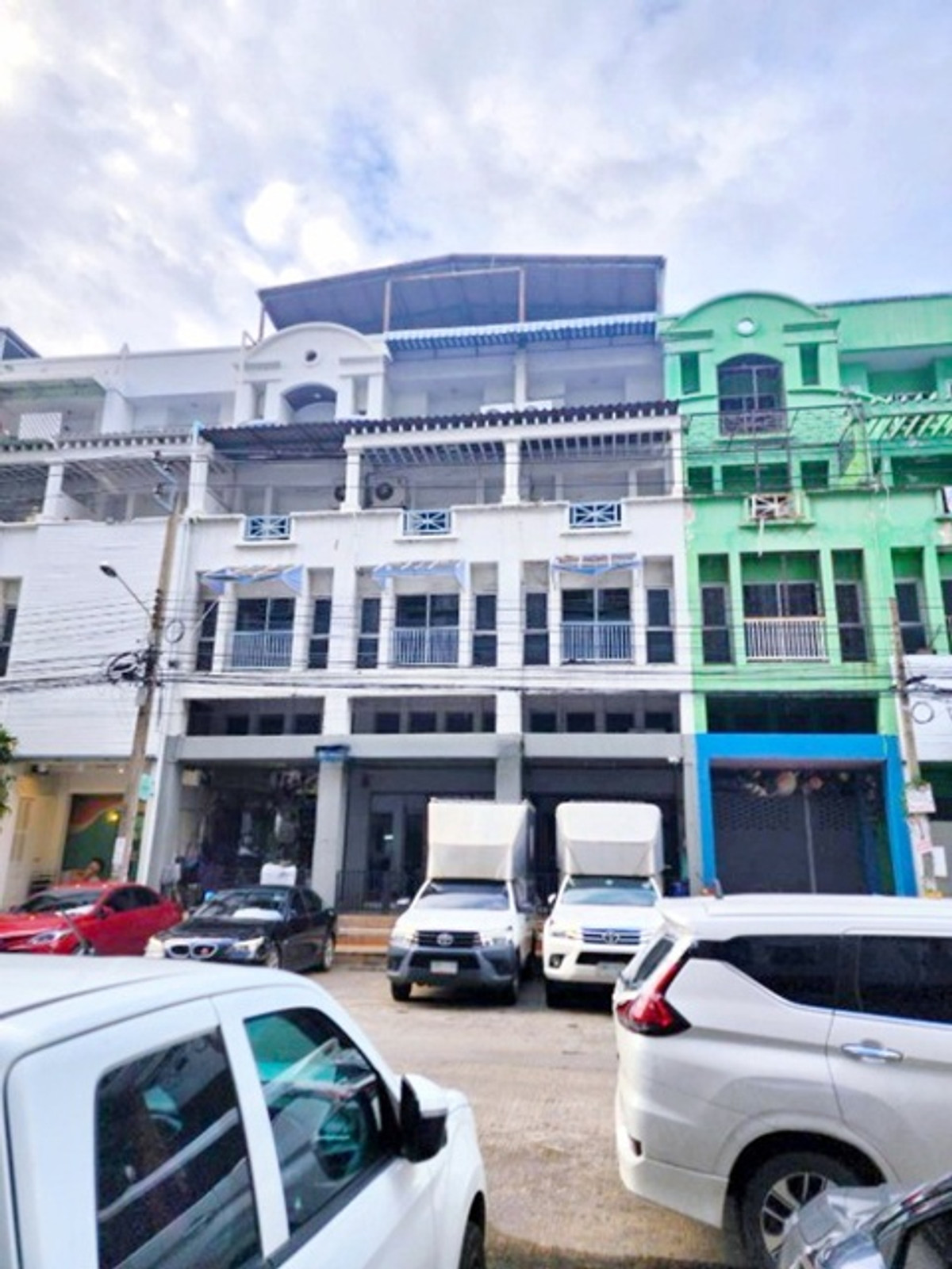 Fashion 2.3km. Nawamin MRT RamIntra km.9 83 700m. Commercial building for rent 3 units 5-storey Loading...
