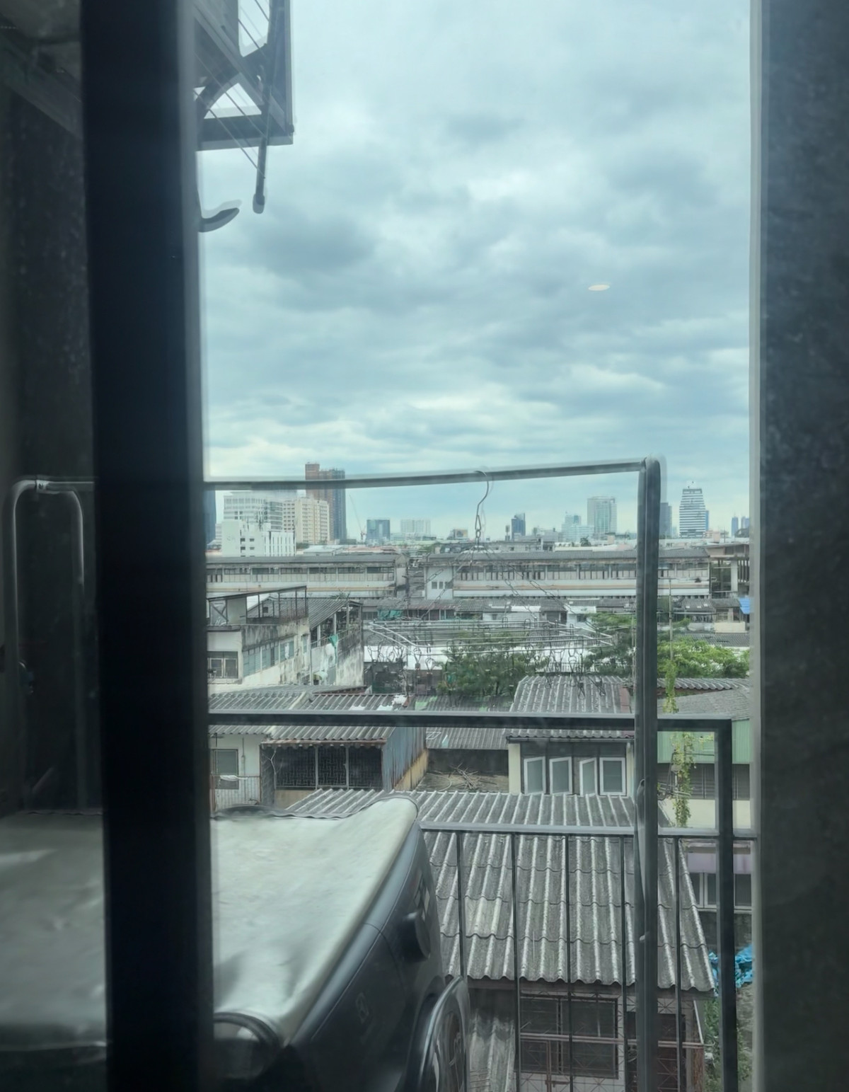 For SaleCondoRama9, Petchburi, RCA : ⚡️ Selling at a loss ⚡️ Aspire asoke ratchada 2.55 Mb Studio 25Sqm ⚡️ Low rise, 6th floor, good view ⚡️ Good position, good direction, not hot ⚡️ There is a shuttle bus to Mrt Rama9 ⚡️ If interested, contact Putter 0928895628