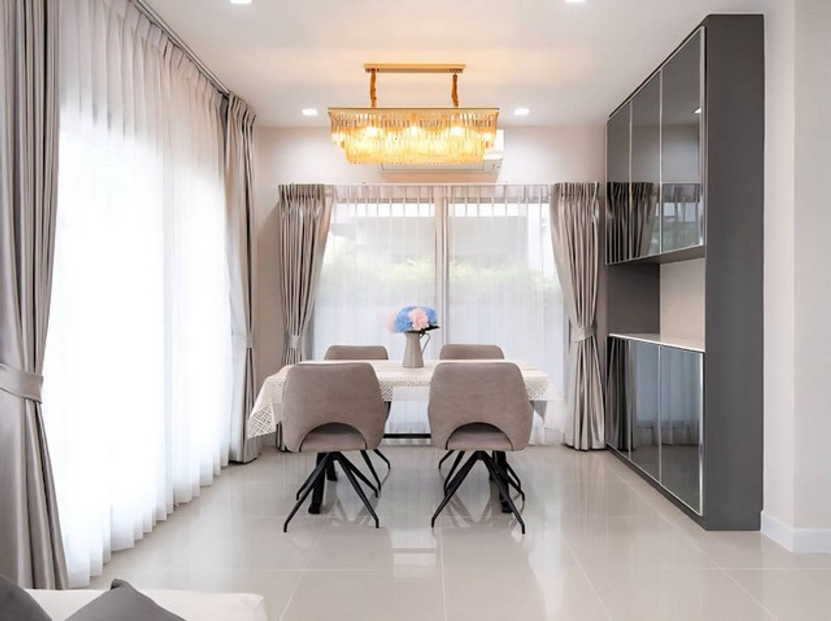 บ้านเดี่ยว2ชั้นให้เช่า 51ตรว.วิวสระว่ายน้ำ ทิศใต้ หลังมุม ถนน กาญจนาภิเษก-พระราม9 Loading...