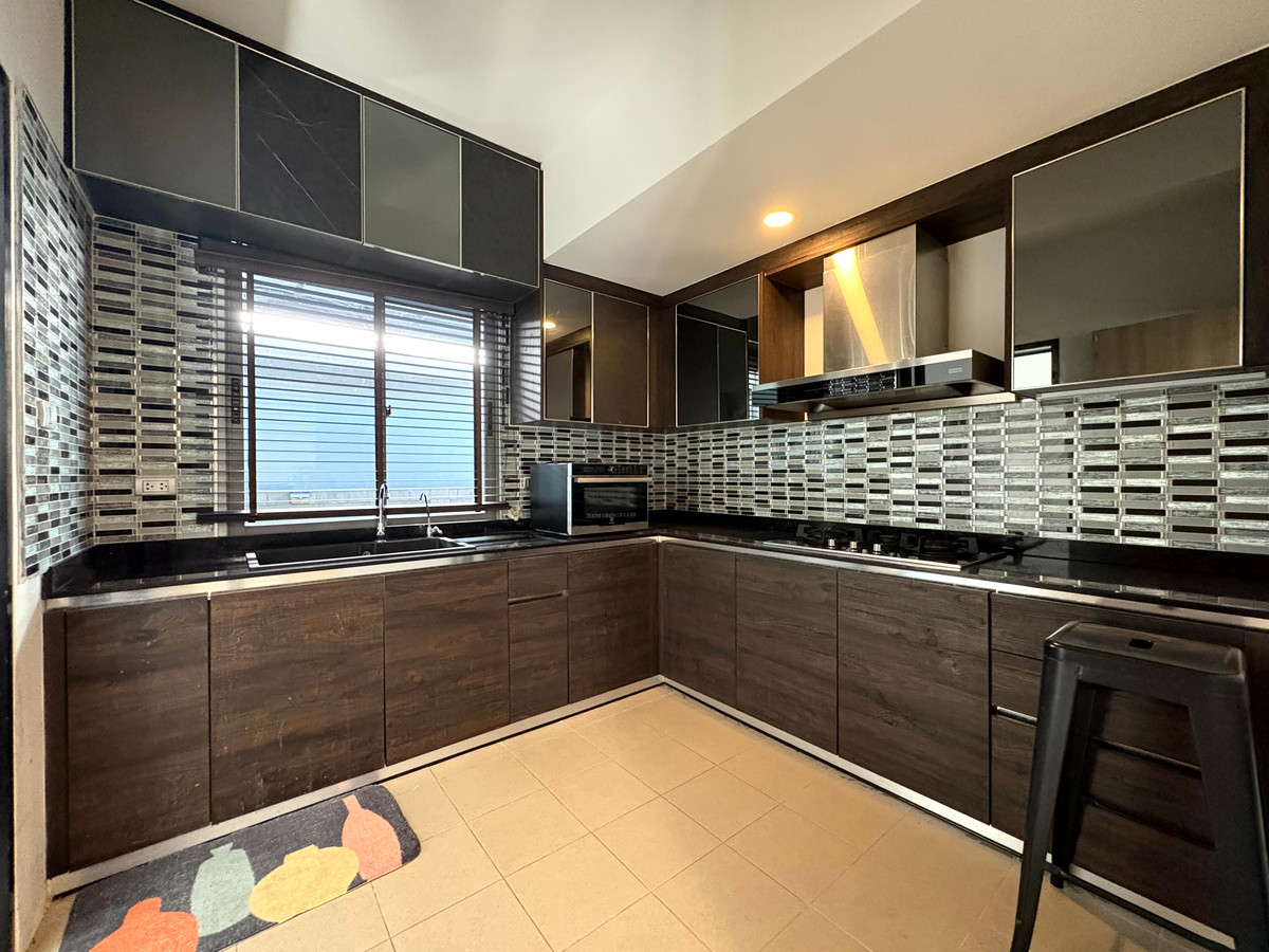 HousePattanakan, Srinakarin : Perfect Place Rama 9 Krungthep Kreetha, Park-front house and private, peaceful, green environment