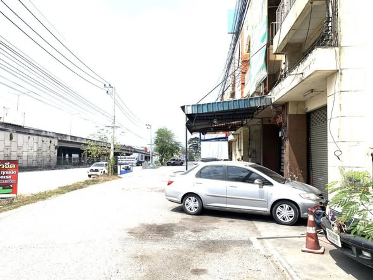 Commercial building next to Bangna-Trad Road. (Bangkok-Pattaya) only 3 million! Worth the investment, trading location | 17.5 sq m, 4 bedrooms Loading...