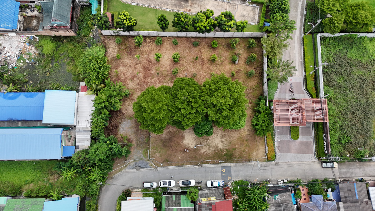 For SaleLandNawamin, Ramindra : Land for sale, already filled, large plot, good location, Soi Phraya Suren 21, Intersection 3 - Khlong Sam Wa, next to The Centro Village, Ramintra 109, area 514 square wah, already filled, width 48 meters, depth 42 meters.