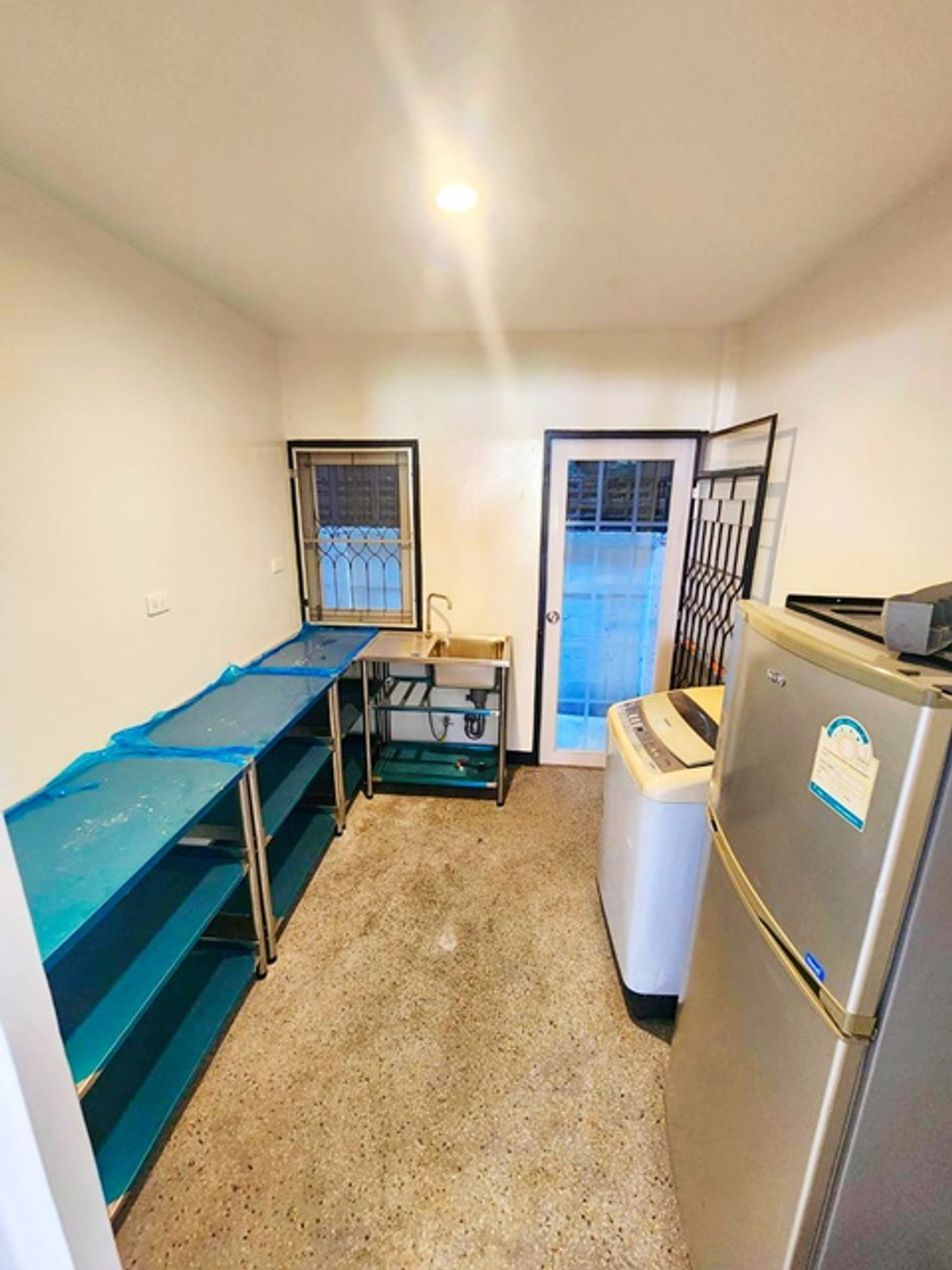 Regent' ;s Inter Sch 1.9km. MRT HuaiKhwang. 600m.Pracharat Bamphen 2-10 Single-story house for rent Loading...