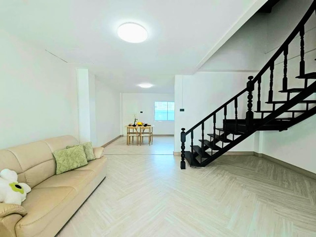 Big C Rattanathibet 2, 800 m. MRT BangKrasor 900m. 3-story townhouse for rent completely renovated 2 Loading...
