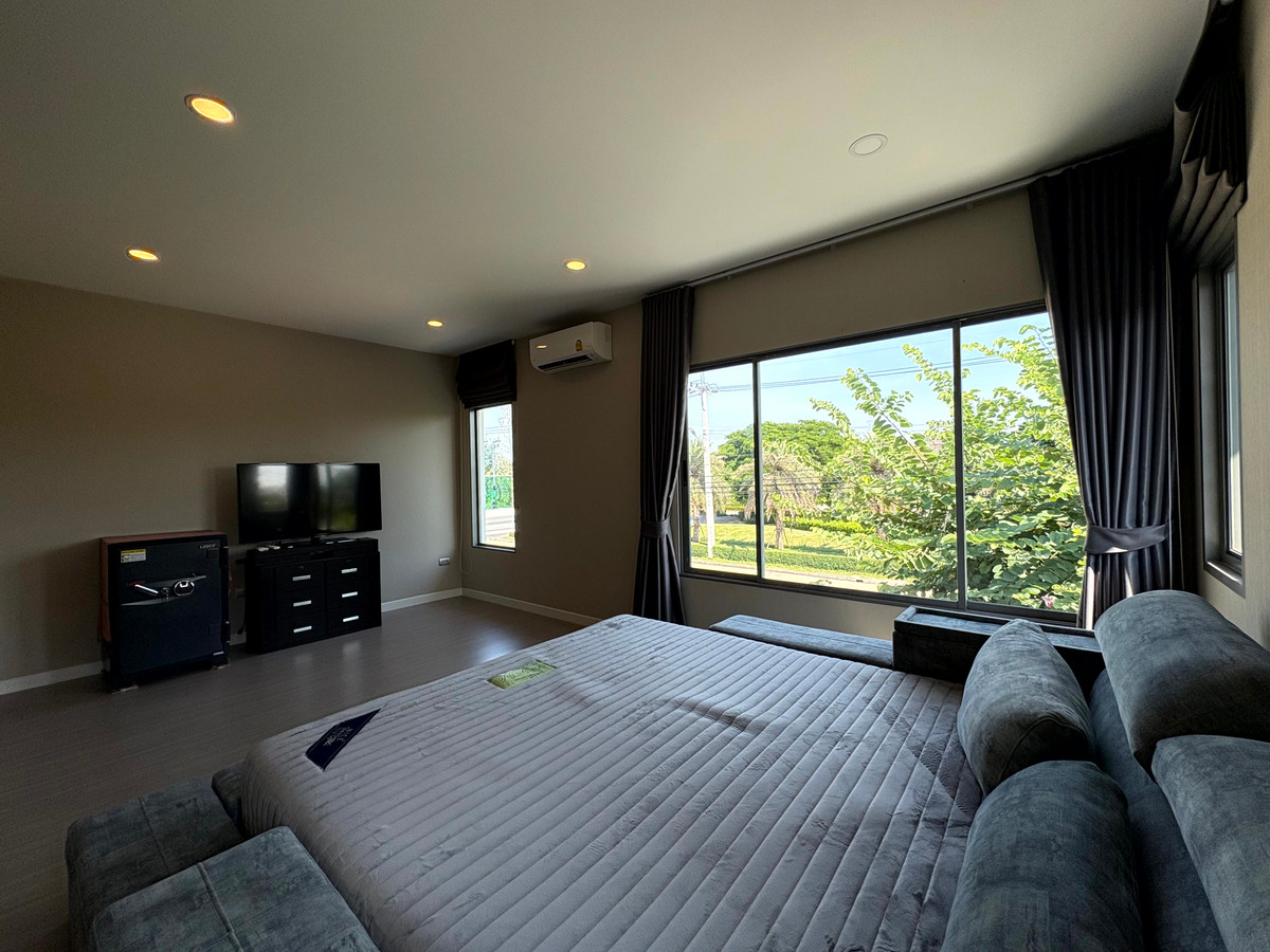 HousePattanakan, Srinakarin : Perfect Place Rama 9 Krungthep Kreetha, Park-front house and private, peaceful, green environment