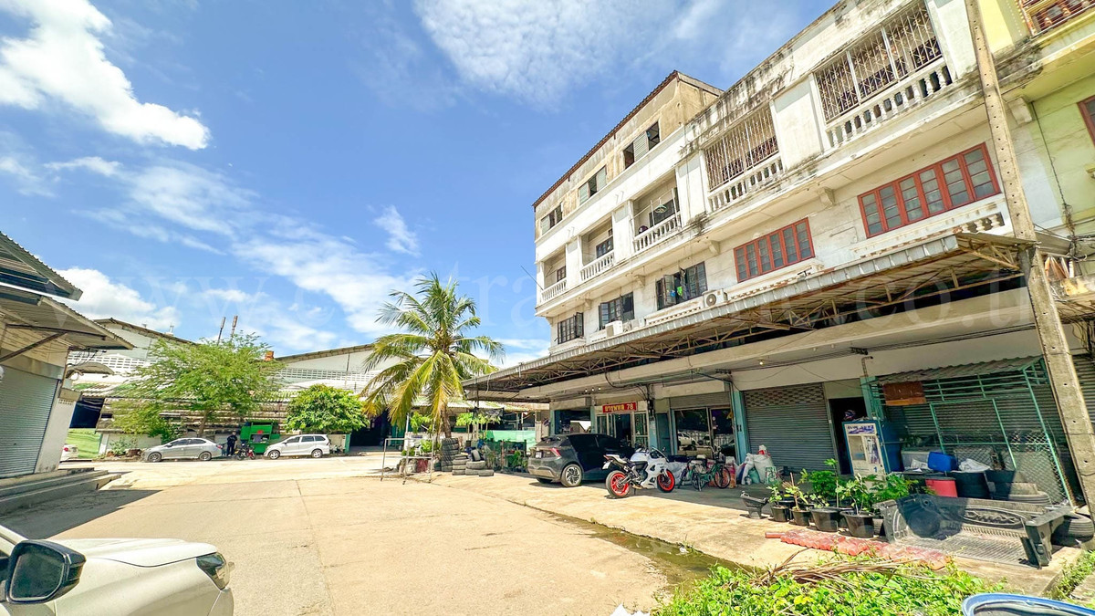 Commercial building, 3.5 floors, 2 units, Phahonyothin 78, near Rangsit Hospital. Loading...